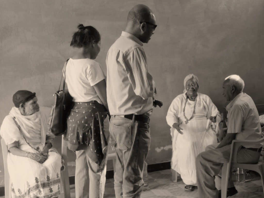 Community members in discussion with aid workers, representing community-led humanitarian aid auditing